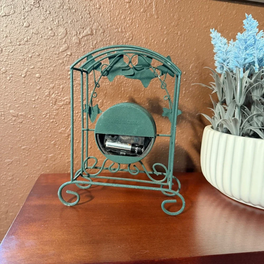 Ingraham Vintage Green Metal Ivy Leaf Desk Clock Quartz Tabletop Decor